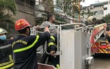 Hình ảnh thót tim bé gái được cứu nạn trong đám cháy
