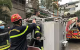 Hình ảnh thót tim bé gái được cứu nạn trong đám cháy