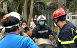 Hình ảnh thót tim bé gái được cứu nạn trong đám cháy