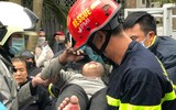 Hình ảnh thót tim bé gái được cứu nạn trong đám cháy