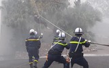 Những hình ảnh cắt phá xe ô tô cứu nạn tại vụ cháy, nổ giả định