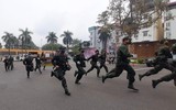 Những hình ảnh cắt phá xe ô tô cứu nạn tại vụ cháy, nổ giả định