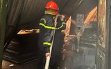 Hình ảnh lính cứu hỏa dốc sức chạy đua với 'biển' lửa tại vụ cháy ở quận Hoàng Mai