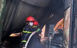 Hình ảnh lính cứu hỏa dốc sức chạy đua với 'biển' lửa tại vụ cháy ở quận Hoàng Mai