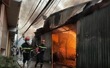 Hình ảnh lính cứu hỏa dốc sức chạy đua với 'biển' lửa tại vụ cháy ở quận Hoàng Mai