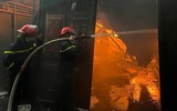 Hình ảnh lính cứu hỏa dốc sức chạy đua với 'biển' lửa tại vụ cháy ở quận Hoàng Mai