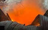 Hình ảnh lính cứu hỏa dốc sức chạy đua với 'biển' lửa tại vụ cháy ở quận Hoàng Mai