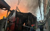 Hình ảnh lính cứu hỏa dốc sức chạy đua với 'biển' lửa tại vụ cháy ở quận Hoàng Mai