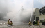 Hình ảnh xe thang tiếp cận cứu nhiều người trên nóc nhà cao tầng trong tình huống diễn tập 