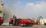 Hình ảnh xe thang tiếp cận cứu nhiều người trên nóc nhà cao tầng trong tình huống diễn tập 