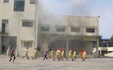 Hình ảnh xe thang tiếp cận cứu nhiều người trên nóc nhà cao tầng trong tình huống diễn tập 