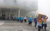 Hình ảnh xe thang tiếp cận cứu nhiều người trên nóc nhà cao tầng trong tình huống diễn tập 