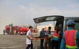 Hình ảnh xe thang tiếp cận cứu nhiều người trên nóc nhà cao tầng trong tình huống diễn tập 
