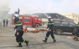 Hình ảnh xe thang tiếp cận cứu nhiều người trên nóc nhà cao tầng trong tình huống diễn tập 