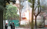 Hình ảnh ngôi biệt thự bị lửa bao trùm trong sáng sớm 13-8