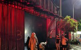 Cận cảnh kho chứa đồ bị cháy tại huyện Đông Anh