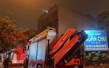 Lính cứu hoả kịp thời cứu và hướng dẫn nạn nhân mắc kẹt trong vụ cháy tại quán massage