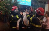 Lính cứu hoả kịp thời cứu và hướng dẫn nạn nhân mắc kẹt trong vụ cháy tại quán massage