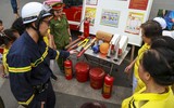 Phút trải nghiệm làm lính cứu hỏa bên hồ Gươm