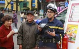 Phút trải nghiệm làm lính cứu hỏa bên hồ Gươm