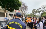 Phút trải nghiệm làm lính cứu hỏa bên hồ Gươm