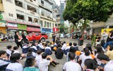 Phút trải nghiệm làm lính cứu hỏa bên hồ Gươm