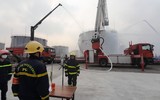 Hình ảnh lính cứu hoả điều khiển xe chữa cháy cần vươn xử lý cháy kho nhiên liệu
