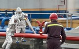 Hình ảnh lính cứu hoả điều khiển xe chữa cháy cần vươn xử lý cháy kho nhiên liệu