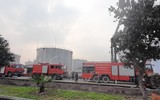 Hình ảnh lính cứu hoả điều khiển xe chữa cháy cần vươn xử lý cháy kho nhiên liệu