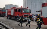 Hình ảnh lính cứu hoả điều khiển xe chữa cháy cần vươn xử lý cháy kho nhiên liệu