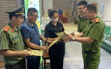 Hình ảnh ấn tượng về lính cứu hỏa gõ cửa trong đêm