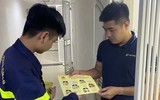 Hình ảnh ấn tượng về lính cứu hỏa gõ cửa trong đêm
