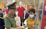 Hình ảnh ấn tượng về lính cứu hỏa gõ cửa trong đêm