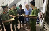 Hình ảnh ấn tượng về lính cứu hỏa gõ cửa trong đêm