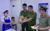 Hình ảnh ấn tượng về lính cứu hỏa gõ cửa trong đêm