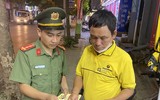 Hình ảnh ấn tượng về lính cứu hỏa gõ cửa trong đêm