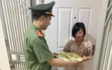 Hình ảnh ấn tượng về lính cứu hỏa gõ cửa trong đêm