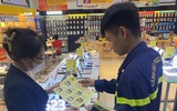 Hình ảnh ấn tượng về lính cứu hỏa gõ cửa trong đêm