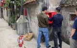  Người dân cùng lực lượng Công an đội nắng lắp điểm chữa cháy công cộng