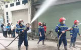  Người dân cùng lực lượng Công an đội nắng lắp điểm chữa cháy công cộng