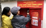  Người dân cùng lực lượng Công an đội nắng lắp điểm chữa cháy công cộng