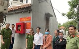  Người dân cùng lực lượng Công an đội nắng lắp điểm chữa cháy công cộng