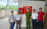  Người dân cùng lực lượng Công an đội nắng lắp điểm chữa cháy công cộng