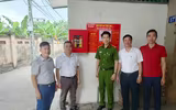  Người dân cùng lực lượng Công an đội nắng lắp điểm chữa cháy công cộng