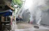  Người dân cùng lực lượng Công an đội nắng lắp điểm chữa cháy công cộng