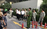 Điều xe thang, huy động lực lượng cứu người mắc kẹt trong tình huống cháy giả định