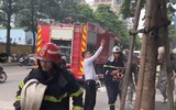 Điều xe thang, huy động lực lượng cứu người mắc kẹt trong tình huống cháy giả định