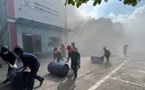 Hình ảnh thực binh chữa cháy tìm kiếm cứu nạn trong môi trường nguy hiểm tại huyện Gia Lâm