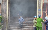Người dân tham gia thực tập phương án thoát nạn bằng thang dây từ nhà cao tầng