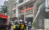 Người dân tham gia thực tập phương án thoát nạn bằng thang dây từ nhà cao tầng
